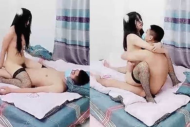 颜值不错风情小萝莉下篇黑丝情趣装这次被小哥哥草爽了露脸口交大鸡巴风骚淫荡让小哥在床上各种抽插浪叫不断