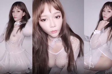 小姐姐穿上白色裙不穿内衣露点给你们欣赏大奶